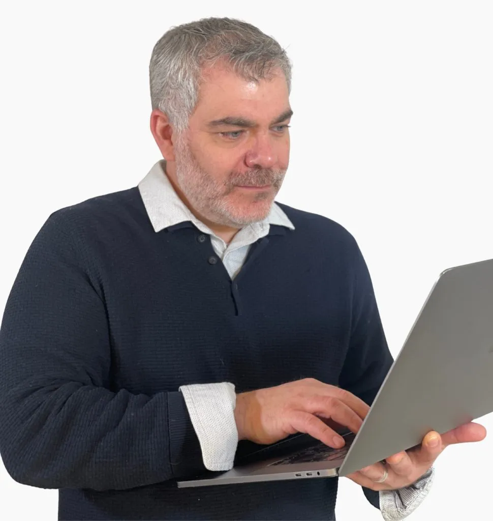 Accompagnement stratégie digitale PME : consultant analysant des KPI sur ordinateur portable